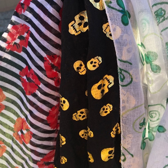 Holiday Scarves of The Season - set of (3) - EUC - Picture 4 of 10